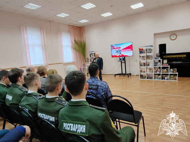 В Курске росгвардейцы с подшефными кадетами  посетили Центральную городскую библиотеку им. Ф.А. Семенова