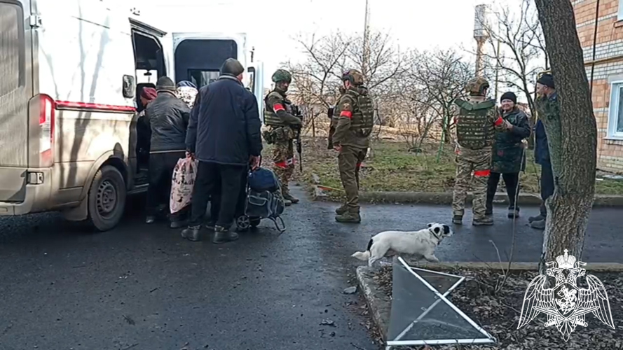 РОСГВАРДИЯ ОКАЗЫВАЕТ ПОМОЩЬ В ЭВАКУАЦИИ МИРНЫХ ЖИТЕЛЕЙ ИЗ ОСВОБОЖДЁННЫХ НАСЕЛЕННЫХ ПУНКТОВ СУДЖАНСКОГО РАЙОНА (ВИДЕО)