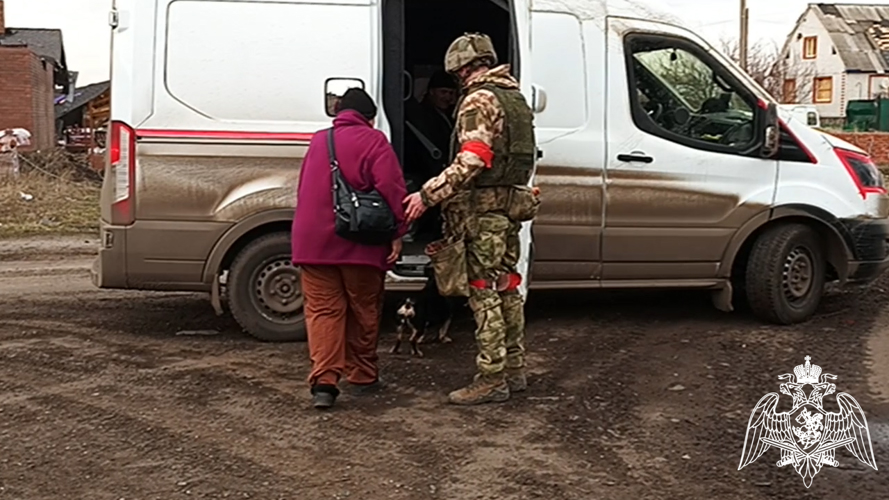 РОСГВАРДИЯ ОКАЗЫВАЕТ ПОМОЩЬ В ЭВАКУАЦИИ МИРНЫХ ЖИТЕЛЕЙ ИЗ ОСВОБОЖДЁННЫХ НАСЕЛЕННЫХ ПУНКТОВ СУДЖАНСКОГО РАЙОНА (ВИДЕО)