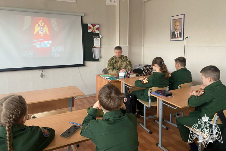 Росгвардейцы провели патриотические мероприятия с курской молодежью