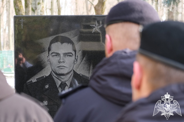 В Курске росгвардейцы почтили память Героя России Андрея Хмелевского
