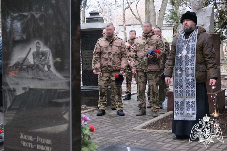 В Курске сотрудники СОБР «Кмет» регионального Управления Росгвардии почтили память погибших товарищей 