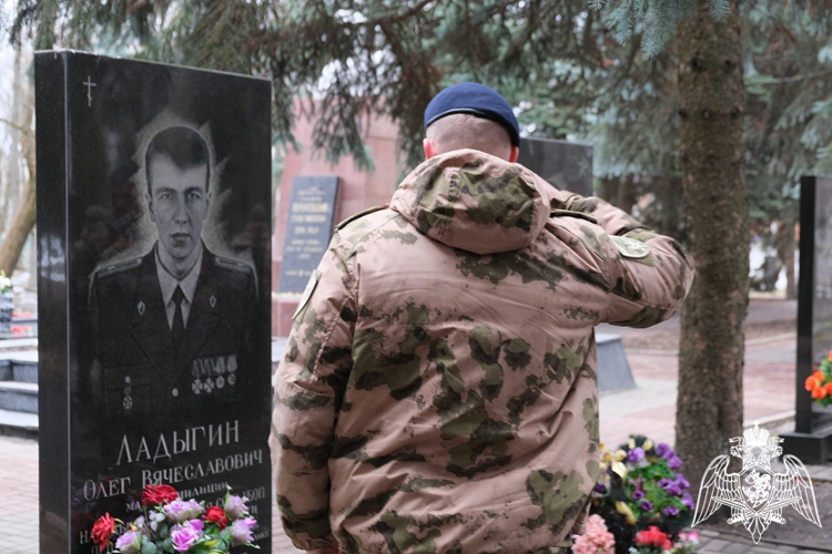 В Курске сотрудники СОБР «Кмет» регионального Управления Росгвардии почтили память погибших товарищей 