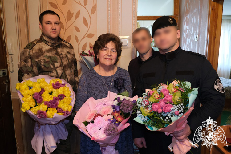 В Курске офицеры Росгвардии поздравили с днем рождения маму Героя России Андрея Хмелевского