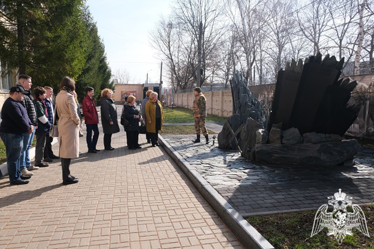 В Курске росгвардейцы провели экскурсию по музеям ведомства для сотрудников Центра историко-культурного наследия города Курска