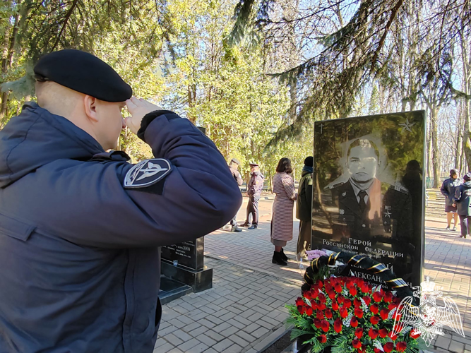 Росгвардейцы почтили память Героя России, бойца Курского ОМОН Андрея Хмелевского