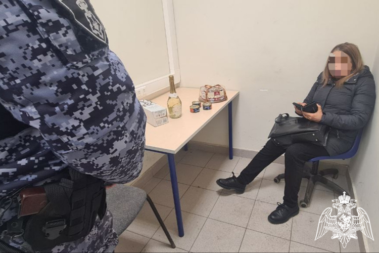 В Курске росгвардецы задержали женщину, подозреваемую в краже продуктов питания