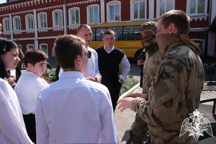 Росгвардейцы доставили гуманитарную помощь воспитанникам Обоянской школы-интерната и провели «Урок мужества»