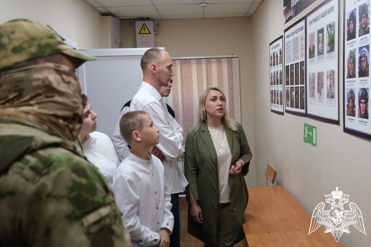 Росгвардейцы доставили гуманитарную помощь воспитанникам Обоянской школы-интерната и провели «Урок мужества»