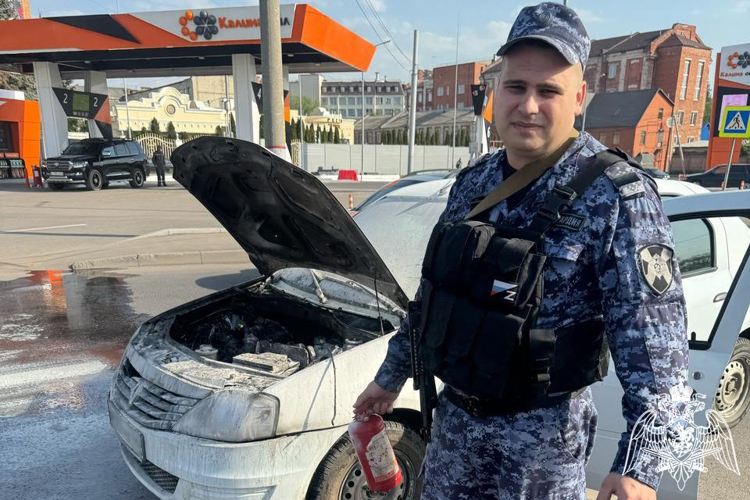 В Курске сотрудники Росгвардии потушили загоревшийся автомобиль