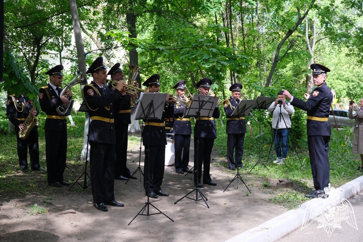 В Курске росгвардейцы приняли участие в акции «Парад у дома ветерана»