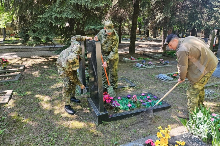 В Курске росгвардейцы привели в порядок воинские захоронения в рамках акции «Вахта памяти»