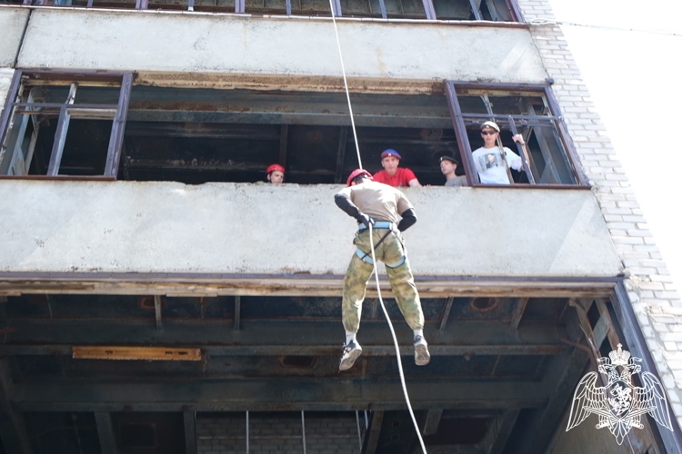 В Курске подшефные воспитанники регионального Управления Росгвардии сдали экзамен на право ношения оливкового берета с краповой вставкой