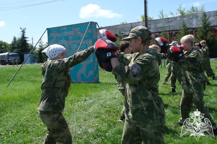 В Курске подшефные воспитанники регионального Управления Росгвардии сдали экзамен на право ношения оливкового берета с краповой вставкой