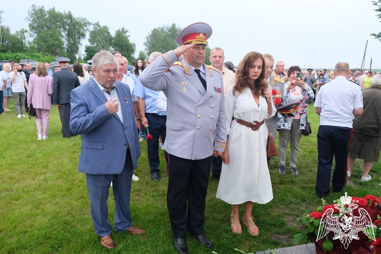 Начальник Управления Росгвардии по Курской области генерал-майор полиции Константин Обушев почтил память летчиков 16-й воздушной армии