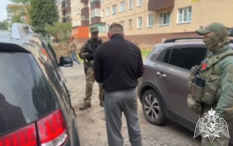 Спецназ Росгвардии оказал содействие при задержании в Курске подозреваемых в вымогательстве и незаконном лишении свободы (видео)