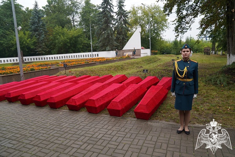 В Курске начальник территориального Управления Росгвардии почтил память советских воинов и погибших мирных жителей Суджи