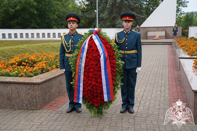 В Курске начальник территориального Управления Росгвардии почтил память советских воинов и погибших мирных жителей Суджи