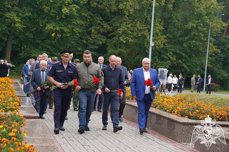 В Курске начальник территориального Управления Росгвардии почтил память советских воинов и погибших мирных жителей Суджи