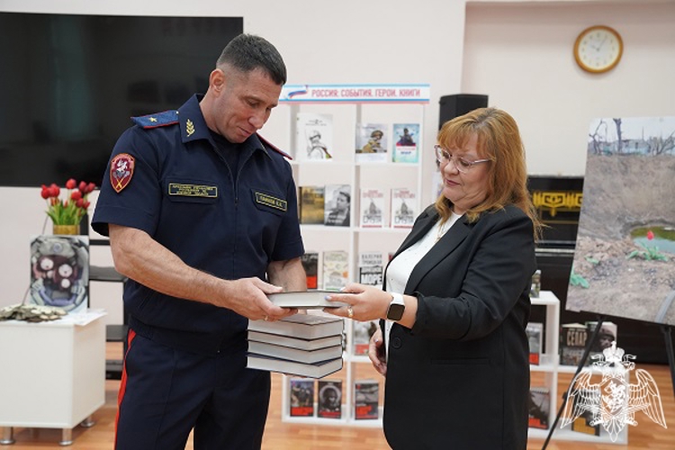 В Курске региональное Управление Росгвардии пополнило книжный фонд городских библиотек 