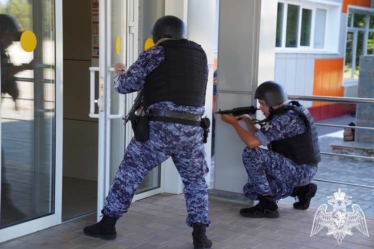 Всероссийские учения на объектах образования прошли при участии Росгвардии в Курске