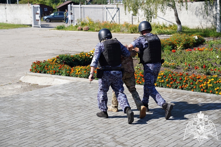Всероссийские учения на объектах образования прошли при участии Росгвардии в Курске