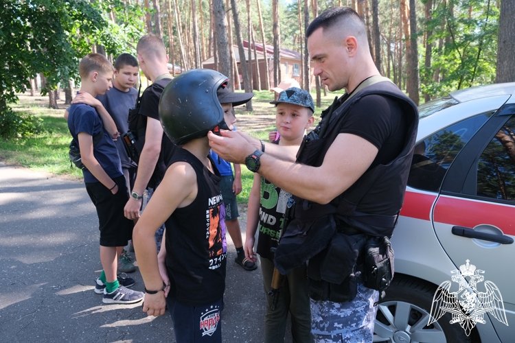 Росгвардейцы  продолжают проводить ведомственную акцию «Каникулы с Росгвардией» в Курске 