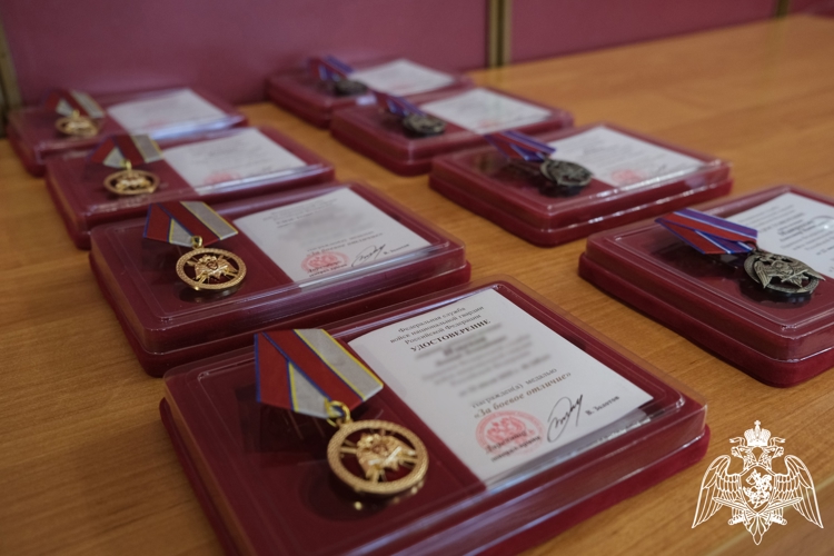 Заместитель командующего Центральным округом вручил награды отличившимся росгвардейцам в Курской области 