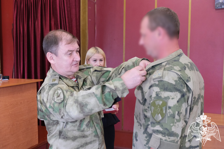 Заместитель командующего Центральным округом вручил награды отличившимся росгвардейцам в Курской области 