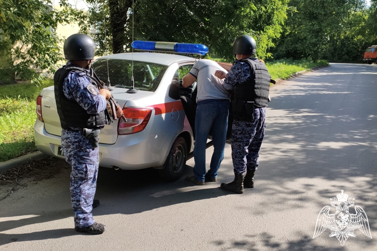 В Курске росгвардейцы задержали подозреваемого в грабеже