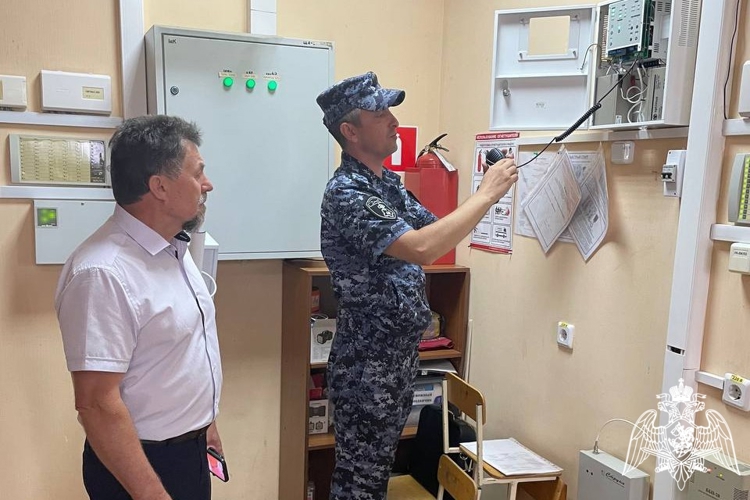 Росгвардейцы проверяют безопасность образовательных учреждений Курской области