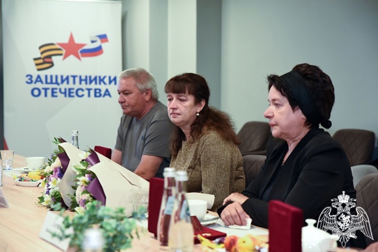 Семье погибшего росгвардейца вручили награду Курской области «За верность долгу и мужество» 