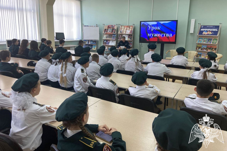В Курске в  День знаний росгвардейцы провели «уроки мужества» для подшефных воспитанников