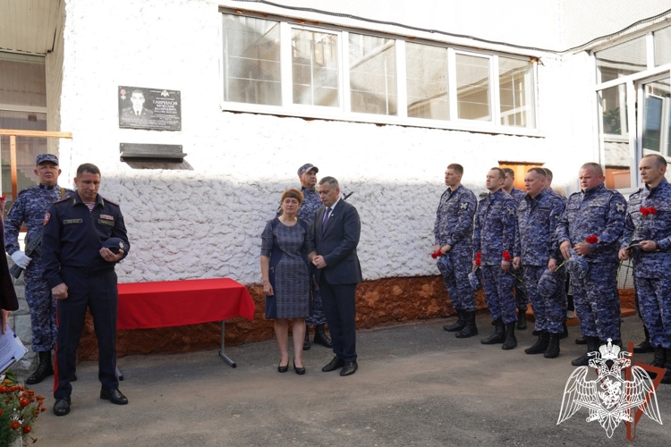 Мемориальную доску сотруднику Росгвардии открыли в Курске