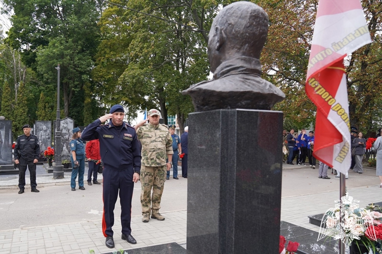 В Курске росгвардейцы приняли участие в митинге ко Дню солидарности в борьбе с терроризмом