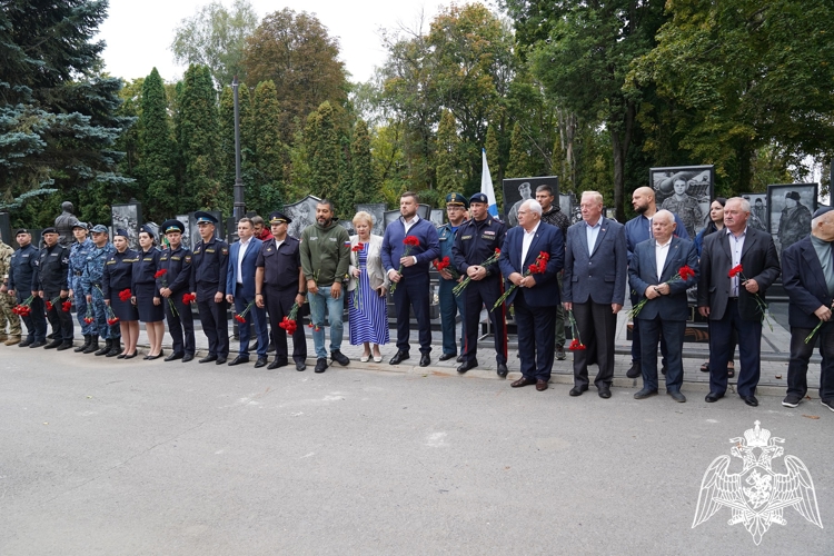 В Курске росгвардейцы приняли участие в митинге ко Дню солидарности в борьбе с терроризмом