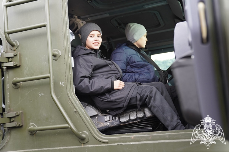 В Курске сотрудники ОМОН «Финист» провели День открытых дверей 