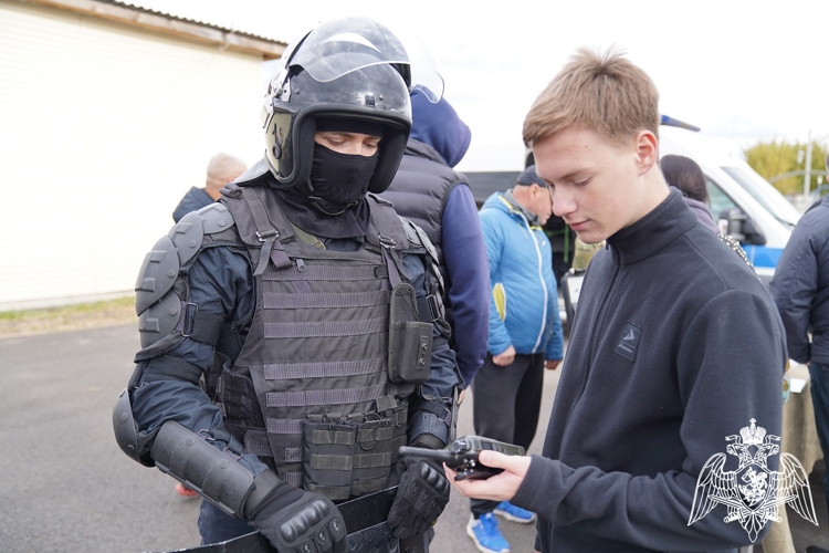 В Курске сотрудники ОМОН «Финист» провели День открытых дверей 