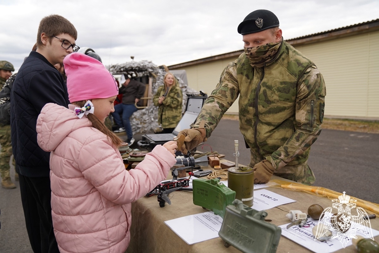 В Курске сотрудники ОМОН «Финист» провели День открытых дверей 