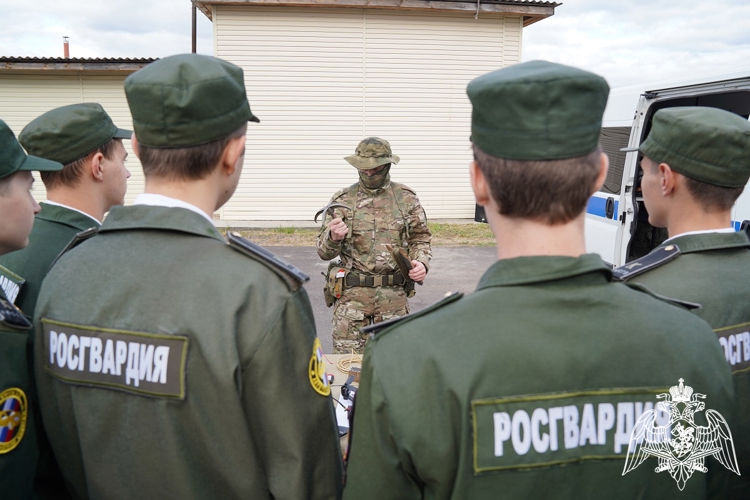 В Курске сотрудники ОМОН «Финист» провели День открытых дверей 