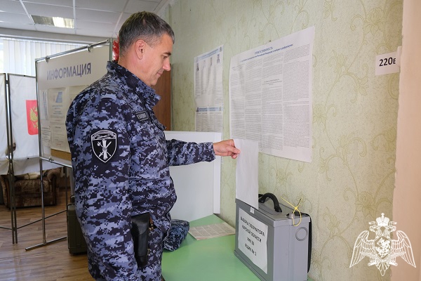 Росгвардейцы участвуют в Едином дне голосования в Курской области
