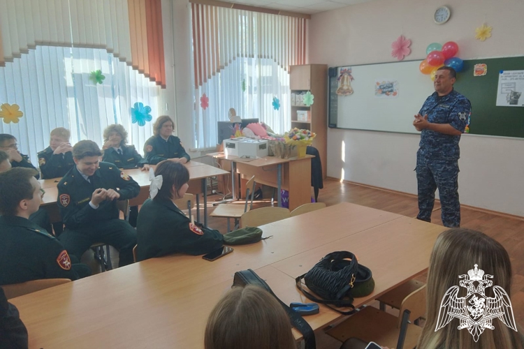 В Курске в  День знаний росгвардейцы провели «уроки мужества» для подшефных воспитанников
