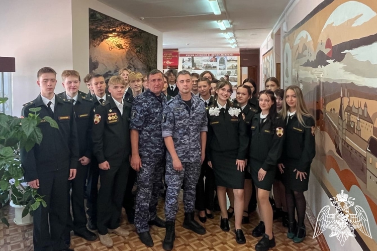 В Курске в  День знаний росгвардейцы провели «уроки мужества» для подшефных воспитанников