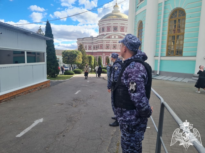 В Курске росгвардейцы обеспечили общественный порядок во время празднования Дня города и передвижения иконы Божией Матери «Знамение»