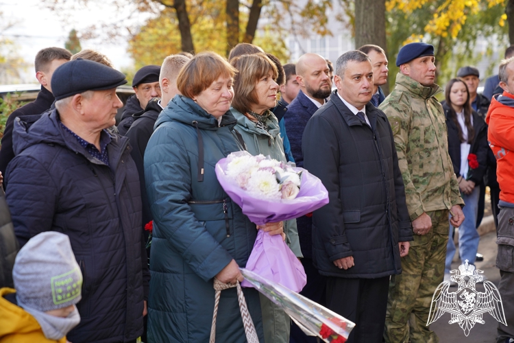 Мемориальную доску сотруднику Росгвардии открыли в Курске