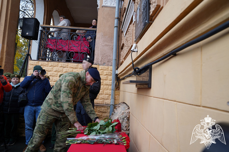 Мемориальную доску сотруднику Росгвардии открыли в Курске