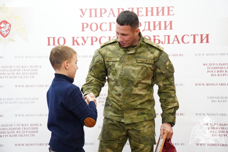 В Курске в региональном Управлении Росгвардии наградили победителей конкурса детского рисунка