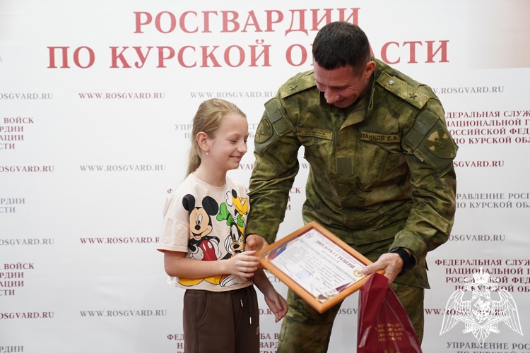 В Курске в региональном Управлении Росгвардии наградили победителей конкурса детского рисунка
