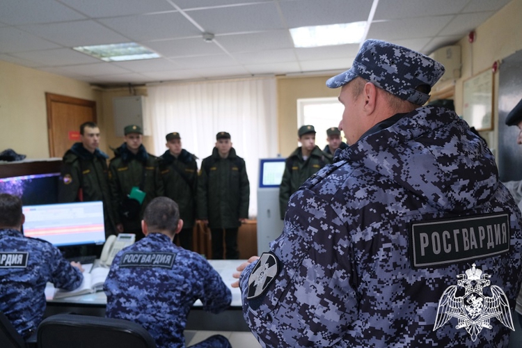 В Курске росгвардейцы познакомили подшефных воспитанников с работой вневедомственной охраны