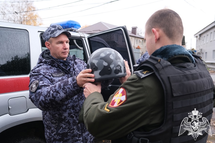В Курске росгвардейцы познакомили подшефных воспитанников с работой вневедомственной охраны
